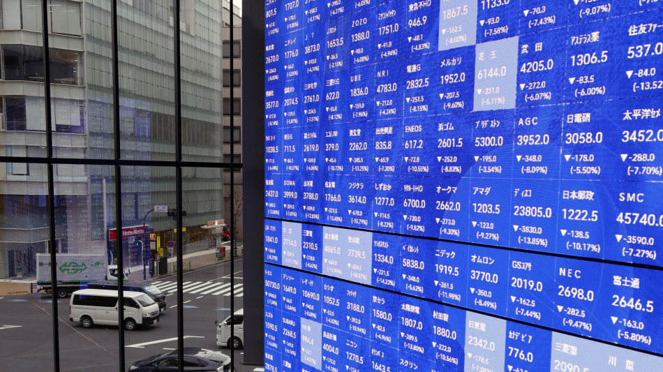Borsa: Asia contrastata, attesa per la decisione della Fed