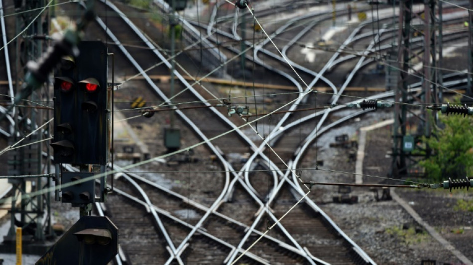 Umfrage: Gro&szlig;e Mehrheit f&uuml;r mehr Staatsgeld f&uuml;r Schienennetz als Stra&szlig;enausbau 