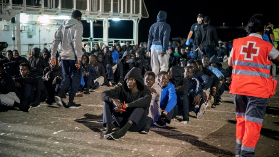 M&aacute;s de 900 migrantes llegan a Canarias en diez embarcaciones en 24 horas 