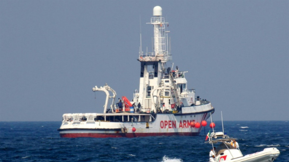 Mais de 50 migrantes são resgatados de plataforma de petróleo no Mediterrâneo