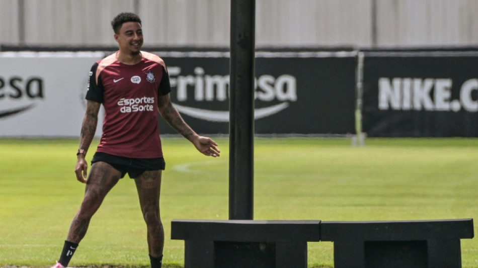 Meia ingl&ecirc;s Jesse Lingard treina no Corinthians enquanto aguarda an&uacute;ncio de sua contrata&ccedil;&atilde;o