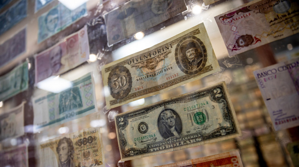 L'euro parte stabile sul dollaro a 1,173