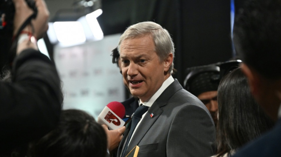 El ultraderechista Kast defiende la tenencia responsable de armas en un debate presidencial en Chile