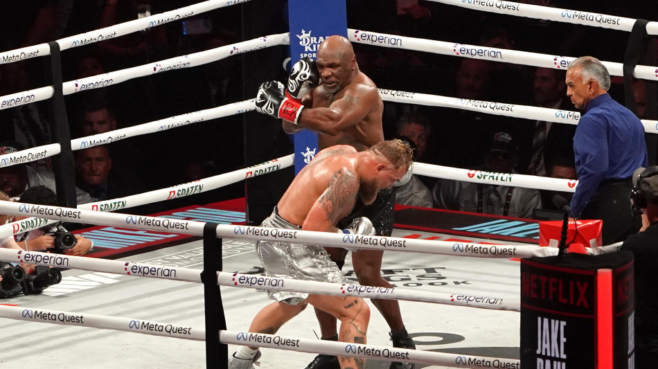 Tyson e Mayweather tornano sul ring, match-esibizione nel 2026