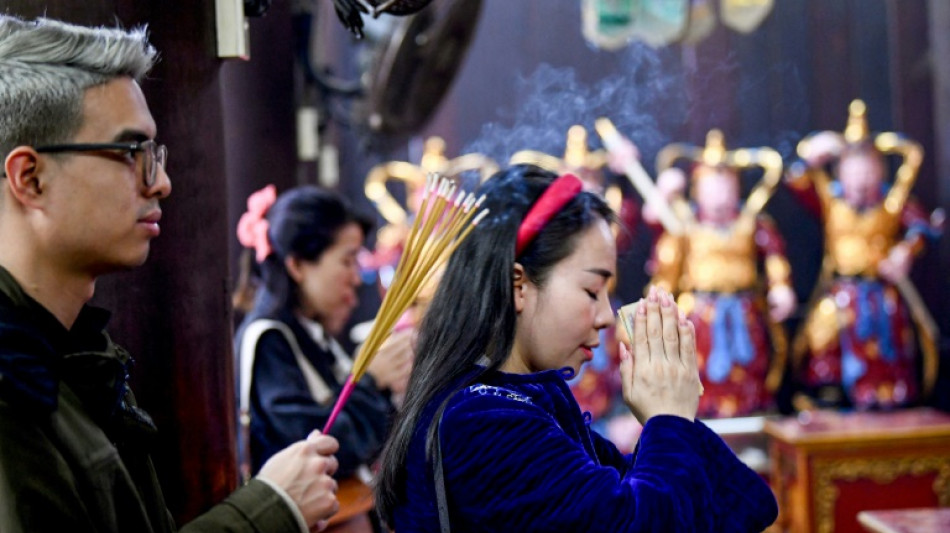 Vietnam: pour la Saint-Valentin, les jeunes c&eacute;libataires prient &agrave; la pagode de l'amour