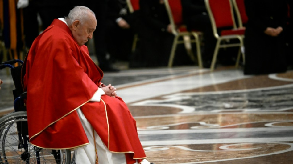 Le pape pr&eacute;side la vigile pascale apr&egrave;s l'inqui&eacute;tude sur sa sant&eacute;