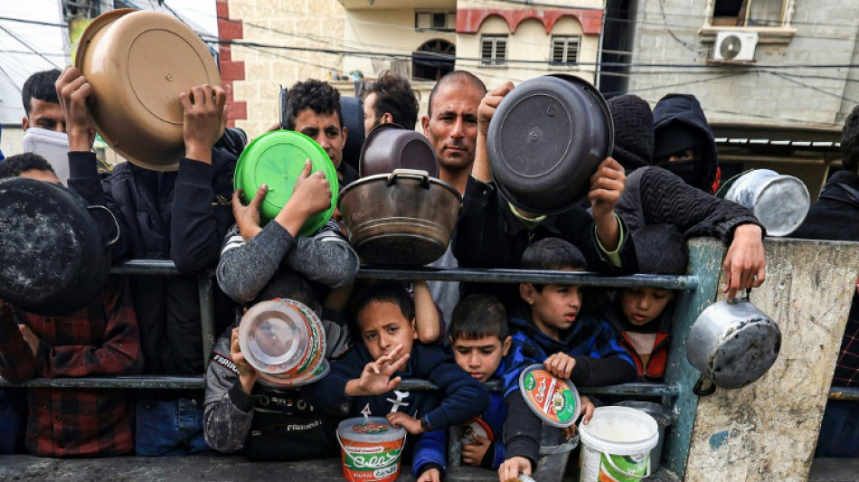 Amea&ccedil;ados pela fome, moradores de Gaza aguardam por pequenas por&ccedil;&otilde;es de alimentos