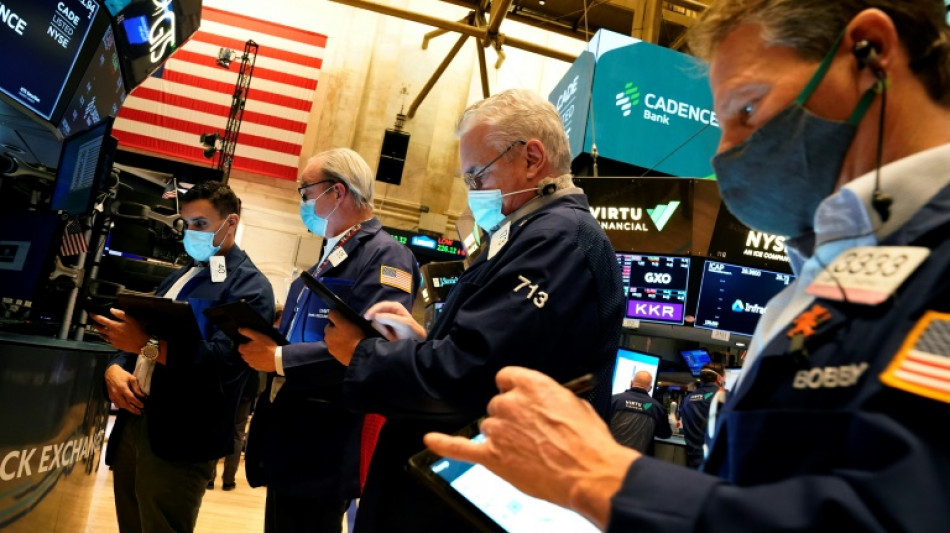 Wall Street ouvre en hausse, puis passe dans le rouge, plomb&eacute;e par la morosit&eacute;