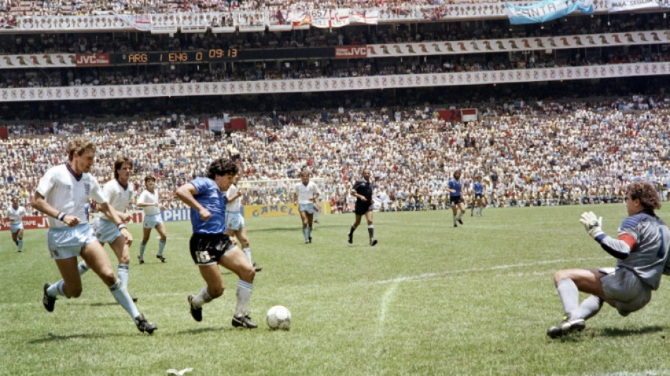 Herdeiros de Maradona tentam impedir venda na Fran&ccedil;a de trof&eacute;u que teria sido roubado