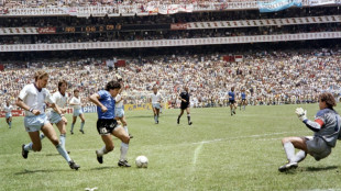 Herdeiros de Maradona tentam impedir venda na Fran&ccedil;a de trof&eacute;u que teria sido roubado
