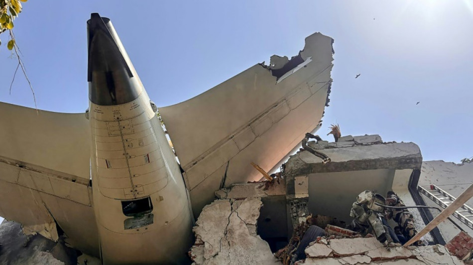 Inde: un avion à destination de Londres s'écrase à Ahmedabad avec 242 personnes à bord 