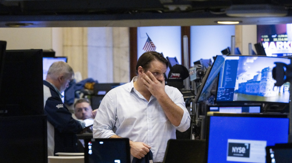 La Borsa di Hong Kong perde oltre il 12%