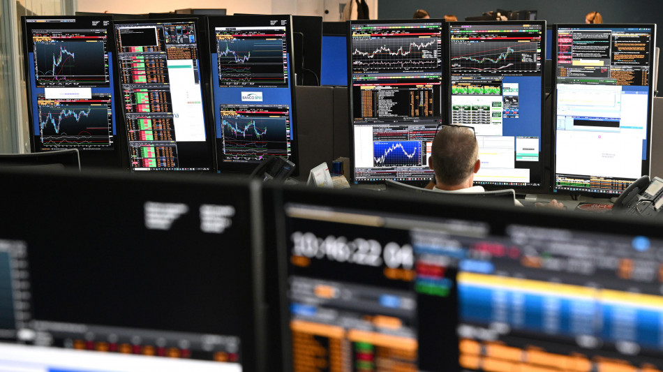 Borsa: Milano -0,25% con tonfo Campari, salgono Tim e Poste