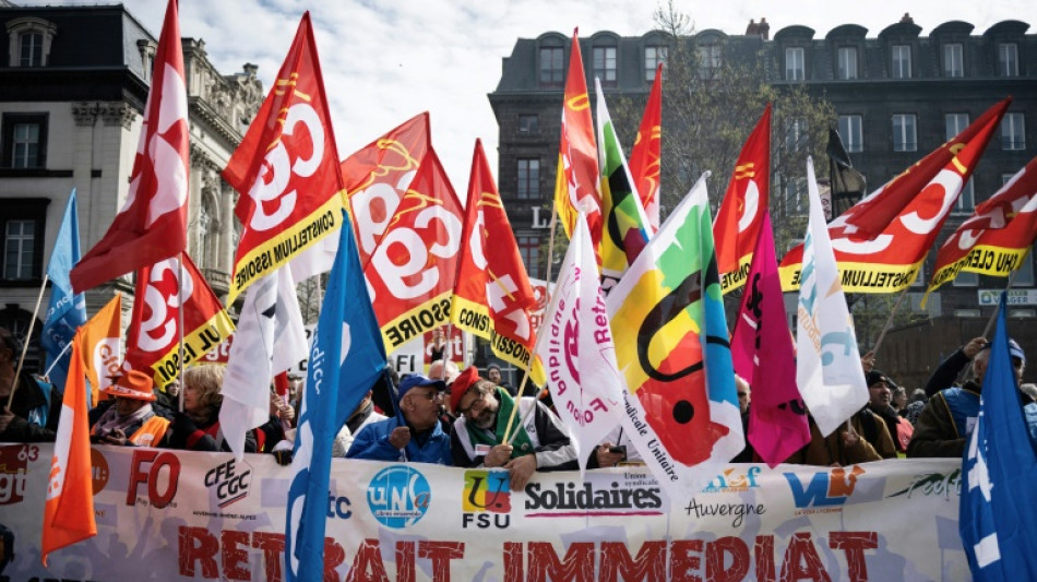 Retraites: les syndicats invit&eacute;s &agrave; Matignon, nouvelle mobilisation le 6 avril