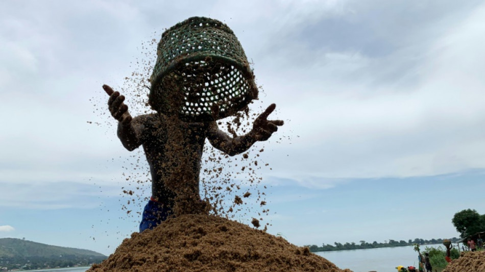 En Centrafrique, on "p&ecirc;che" le sable de l'Oubangui au p&eacute;ril de sa vie