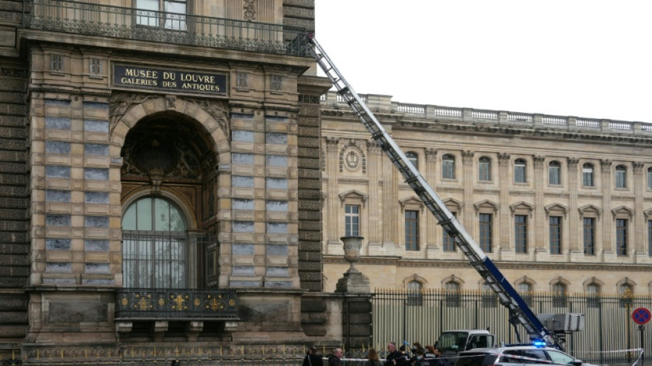 Une semaine après le vol de bijoux au Louvre, deux suspects en garde à vue
