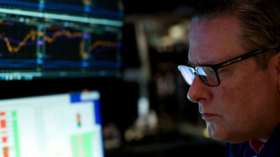 Wall Street ouvre en baisse, entre prises de bénéfices et budget américain