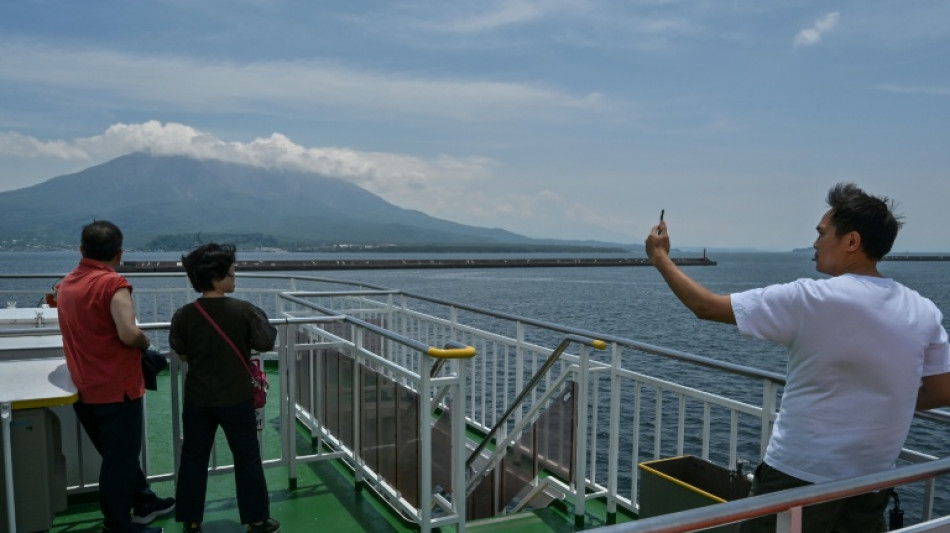 Alertan sobre la caída de ceniza por la erupción de un volcán en Japón
