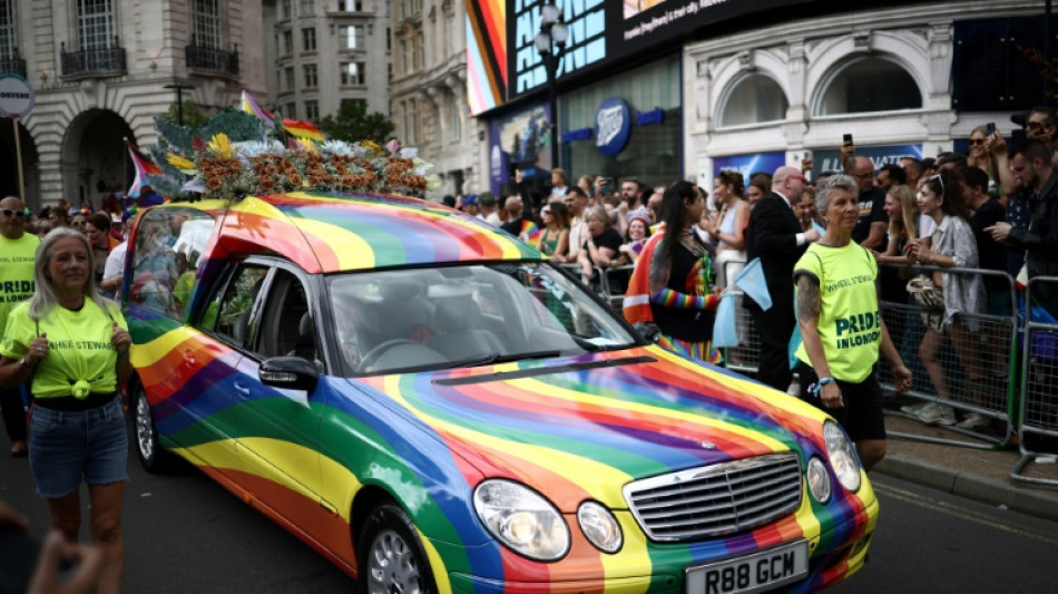 Une foule aux couleurs de l'arc-en-ciel &agrave; Londres pour la Marche des Fiert&eacute;s