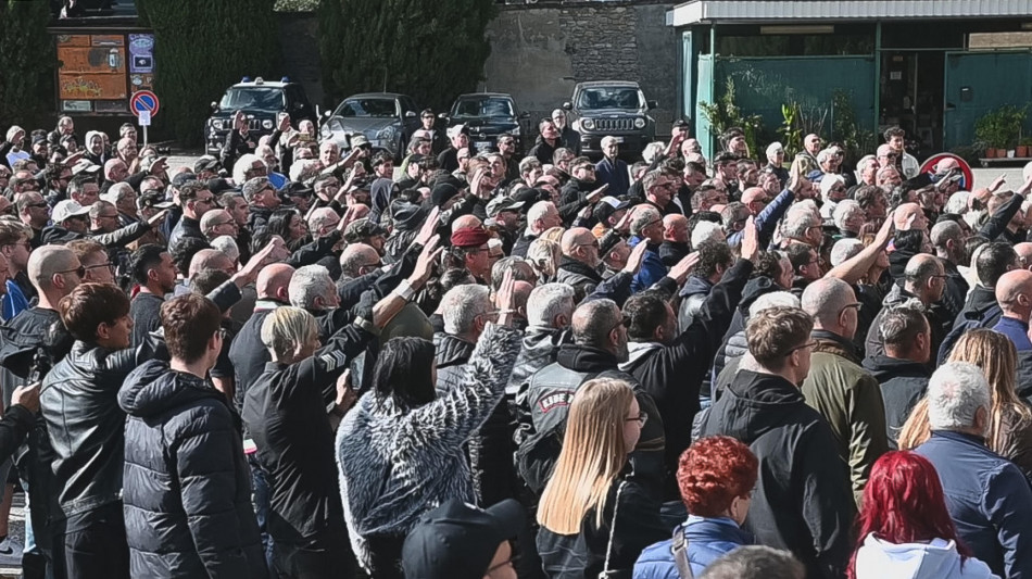Saluti romani a Predappio, una trentina di identificati