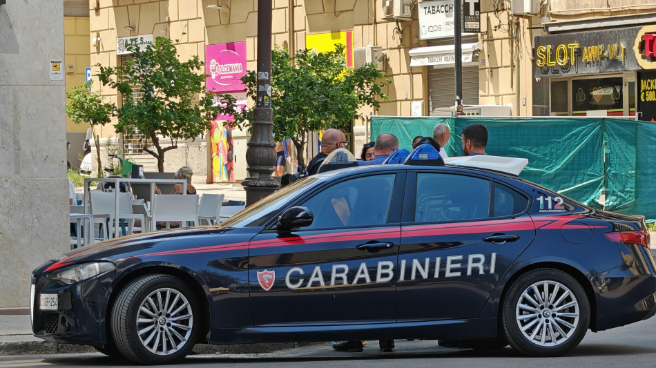 Tiene prigioniera in casa una donna per un mese, arrestato