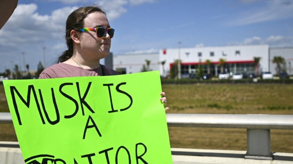 Manifestantes protestam contra Musk diante de concession&aacute;rias da Tesla em EUA e Europa