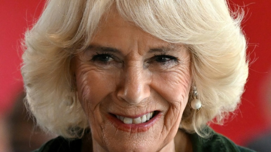 Camilla wird mit Krone von Queen Mary gekrönt