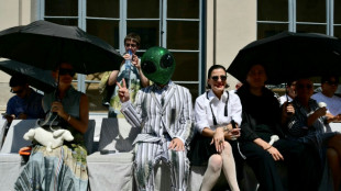 Thom Browne propose des shorts et des jupes aux hommes de la canicule