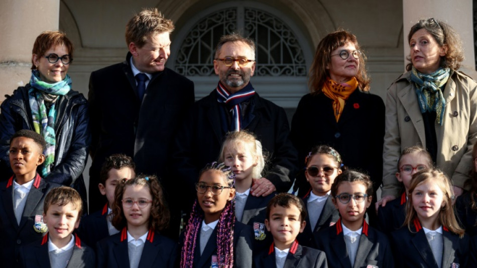 Fran&ccedil;a come&ccedil;a a experimentar uniforme nas escolas p&uacute;blicas