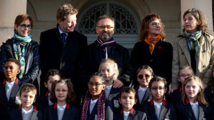 Fran&ccedil;a come&ccedil;a a experimentar uniforme nas escolas p&uacute;blicas