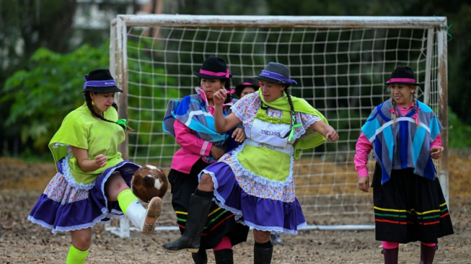 Dans la campagne colombienne, un tournoi de foot féminin en bottes, poncho et chapeau