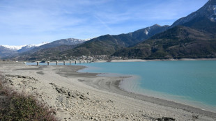 Macron annonce un "plan de sobriété" sur l'eau et garde son cap sur les retraites