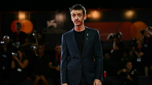 Nahuel Pérez se ve "bonita" como mujer y Úrsula Corberó "descontrolada" en la cinta "El jockey"