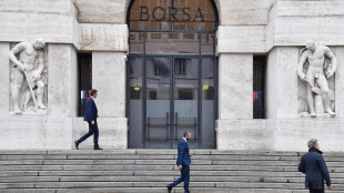 Borsa: Milano tiene con Prysmian e Leonardo, gi&ugrave; Campari
