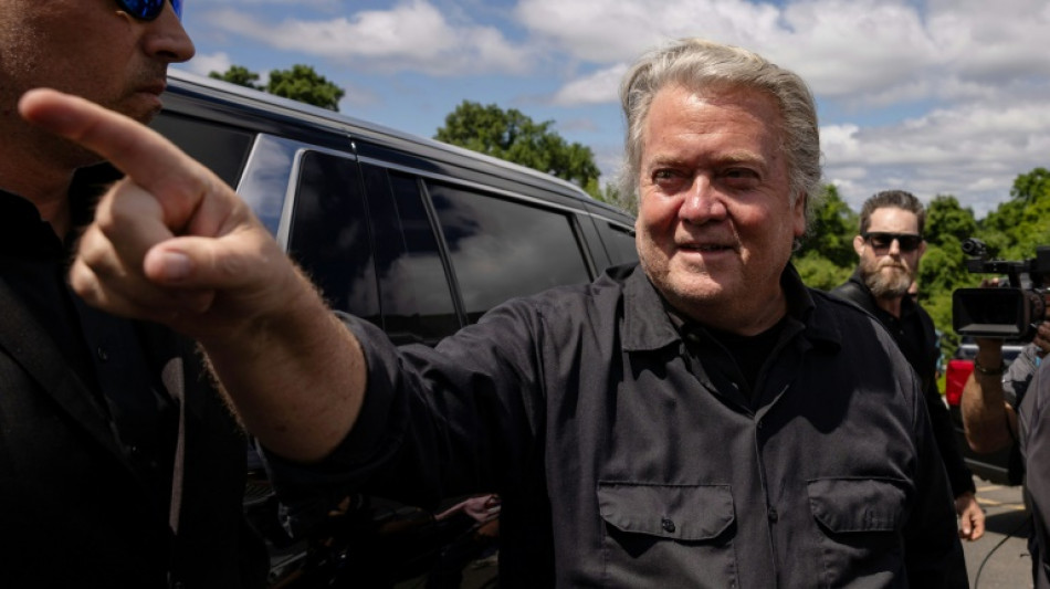 L'ex-&eacute;minence grise de Trump, Steve Bannon, se rend en prison pour purger sa peine