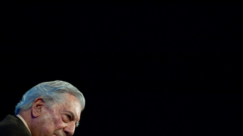 España concede una alta condecoración póstuma a Mario Vargas Llosa