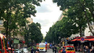 Une voiture percute une terrasse &agrave; Paris: un mort, la piste de l'accident privil&eacute;gi&eacute;e