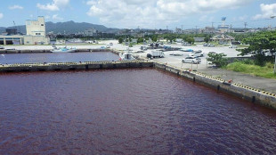 Wasser im Hafen der japanischen Insel Okinawa f&auml;rbt sich blutrot