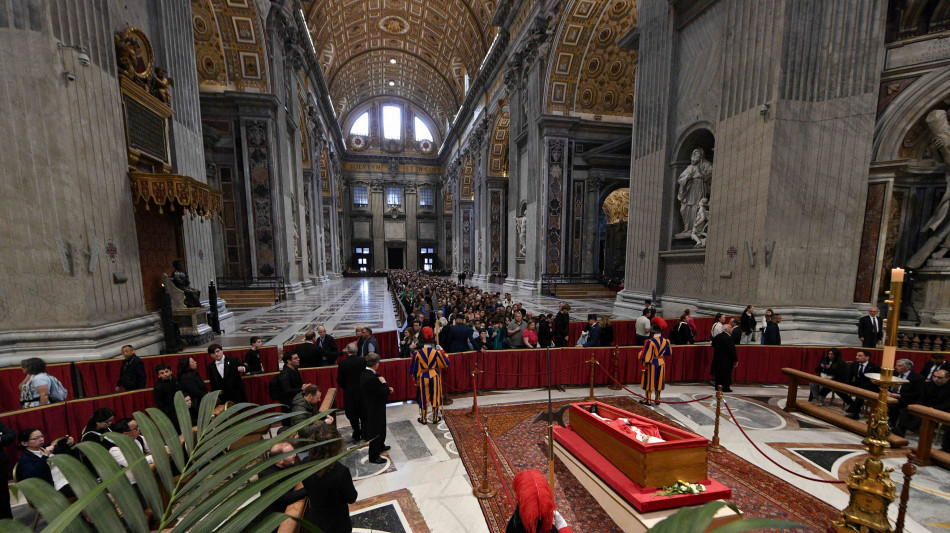 Papa: fino a stamane 128mila persone in visita a S. Pietro