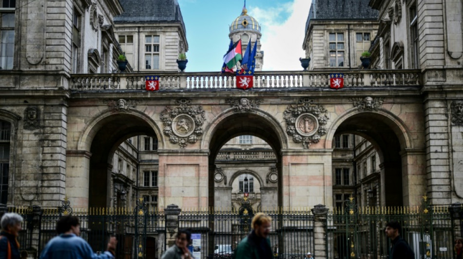 Rund 50 französische Bürgermeister hissen palästinensische Flagge
