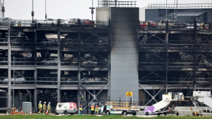 Incendio en aeropuerto londinense de Luton perturb&oacute; el tr&aacute;fico a&eacute;reo