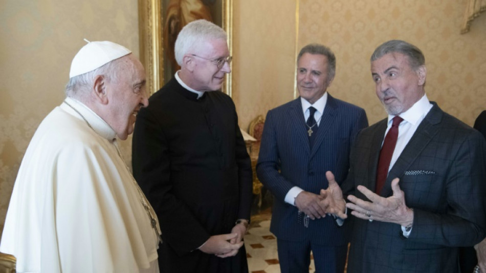 Sylvester Stallone täuscht Faustkampf mit Papst Franziskus an