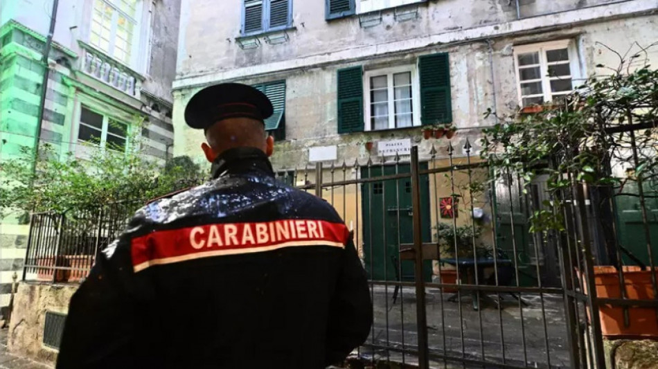 Il compagno l'accoltella, si butta dal balcone per salvarsi