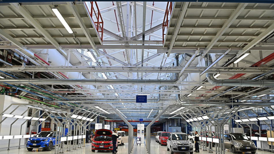 Stellantis: sindacati, richiesta aumenti del 3,3% annui, +150 euro
