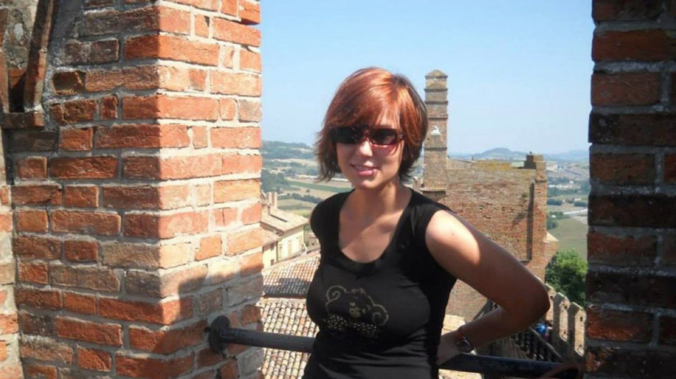 Un cartello dove Sharon &egrave; stata uccisa, 'giustizia &egrave; fatta'