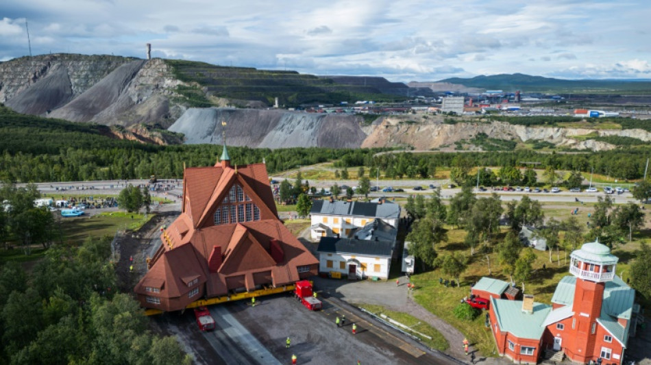 Suède: la célèbre église en bois rouge de Kiruna se rapproche de son nouvel emplacement
