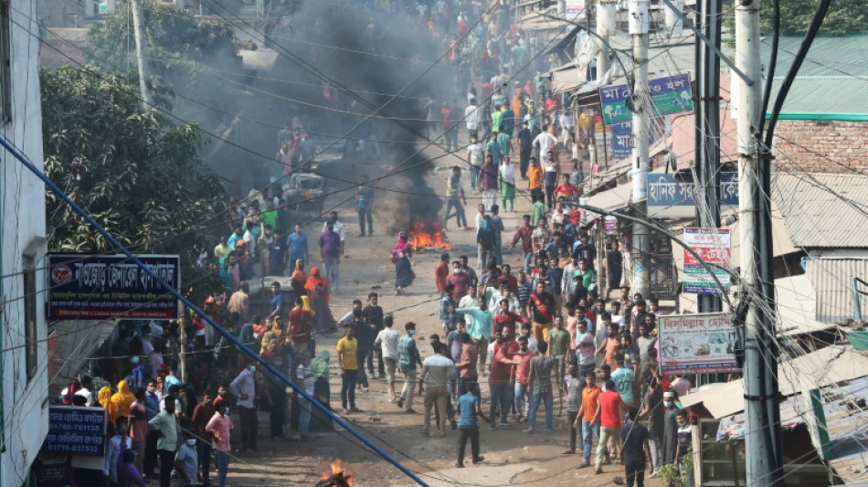 Altercados con la polic&iacute;a durante unas protestas del sector textil de Banglad&eacute;s