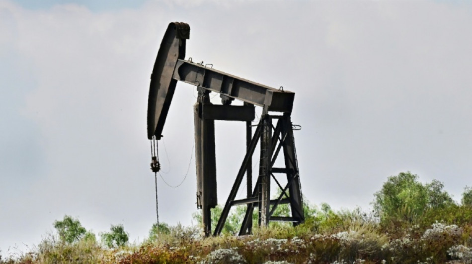 Deuxième journée de très forte baisse du pétrole, face aux attaques douanières