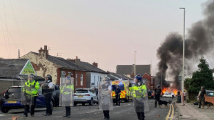 Attaque au couteau en Angleterre: apr&egrave;s des violents heurts, les autorit&eacute;s promettent la fermet&eacute; 