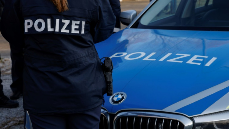Mann fährt mit brennendem Pkw zu Tankstelle und verschanzt sich mit Axt